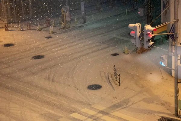 豪雪は千歳市の冬の夜に道路を覆いました。 — ストック写真