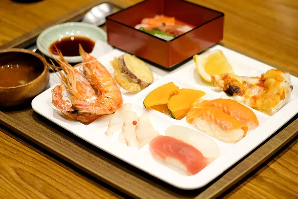 Buffet Japón comida en bandeja en el hotel en Toya Lake, Japón — Foto de Stock