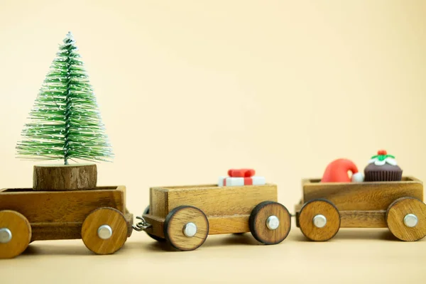 Tren de juguete de madera y adorno para árbol de Navidad de decoración . — Foto de Stock