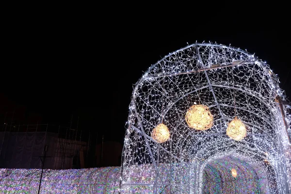 Toya lake, hokkaido japan - 17. November 2019: wunderschöner LED-Glühbirnentunnel des Winterschneefestes leuchtet in der Abenddämmerung in toya lake, hokkaido, japan — Stockfoto