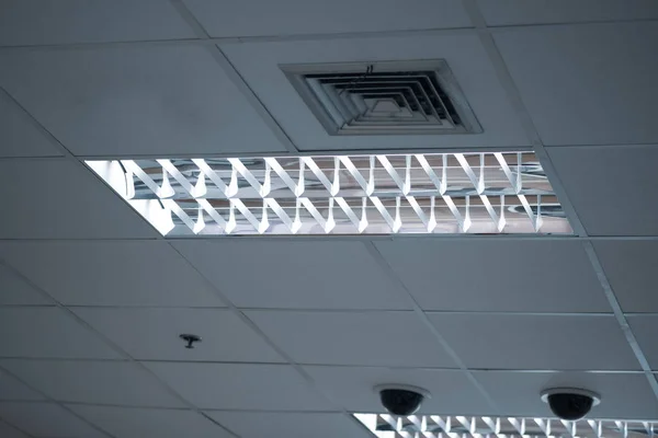Lampada fluorescente Luci da soffitto in ufficio — Foto Stock