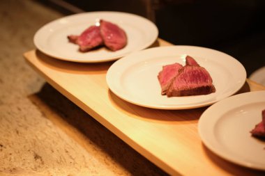 Büfede ızgara biftek var.