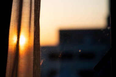 Perdelerin arasından ışık saçar