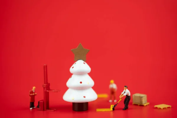 Equipo de trabajadores en miniatura preparar árbol de Navidad — Foto de Stock