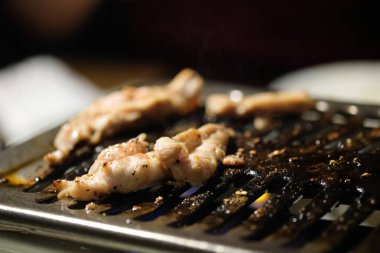 Restorandaki ızgarada et ızgarası pişirmek.