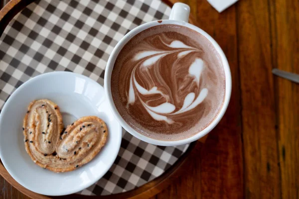 Caneca de chocolate quente ou cacau com biscoitos — Fotografia de Stock