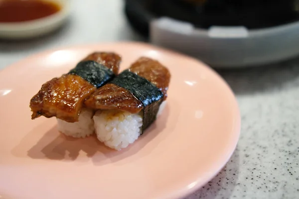 Unagi sushi de anguila en plato rosa —  Fotos de Stock