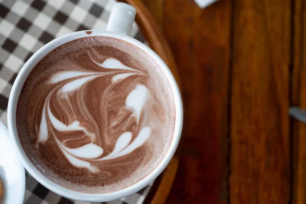Arte de latte de chocolate quente em copo branco — Fotografia de Stock