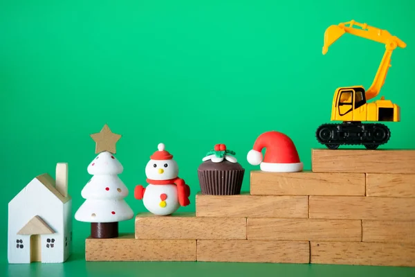 Mano poner árbol de Navidad en miniatura escalera paso bloque de madera — Foto de Stock