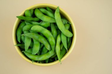 Haşlanmış Edamame fasulyesi ya da taze taze soya fasulyesi.