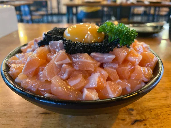 Donburi de salmão sobre tigela de arroz com ovo fresco no restaurante — Fotografia de Stock