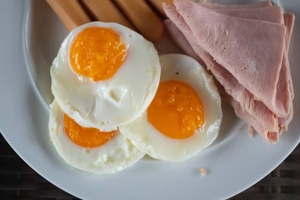 Un petit déjeuner traditionnel anglais cuisiné — Photo