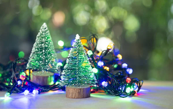 Miniatur-Weihnachtsbaum und Lichtergirlanden. — Stockfoto