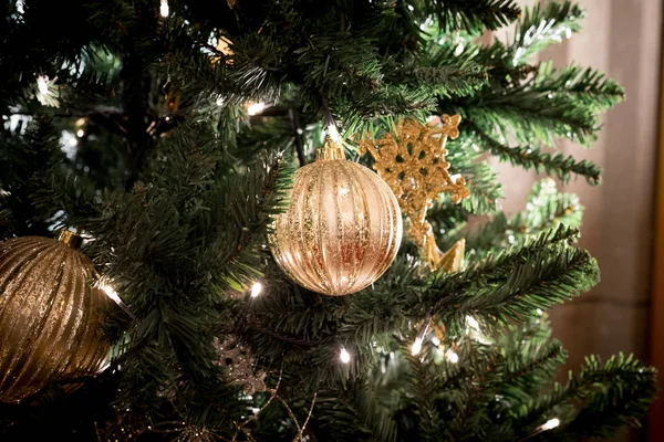 Jul guld boll dekoration på träd — Stockfoto