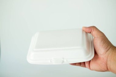 Köpük beslenme çantasını teslim eden teslimatçının yakın çekimi.