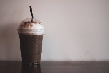 Kahve dükkanında bir fincan Mocha buzlu kahve 