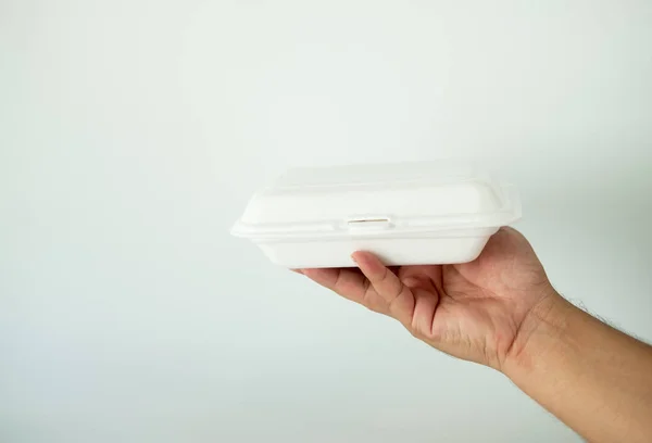 Närbild av leverans man handräckning av skum lunch box — Stockfoto