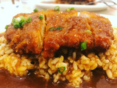 Kızarmış tavuk ile köri pilav