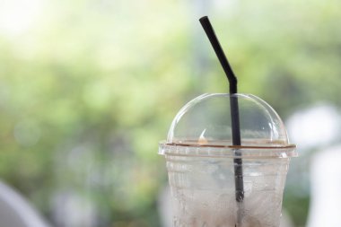 İçecek bittikten sonra ahşap masada plastik cam