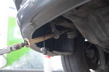 Araba yakıtı LPG ya da sıvılaştırılmış petrol gazı. Kapat.