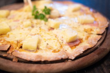 Pizza Hawai sosisi pastırması ve ananas.