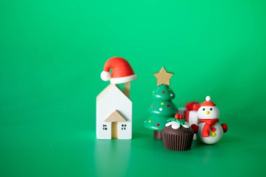 Yeşil arka planda Noel dekoratif oyuncakları