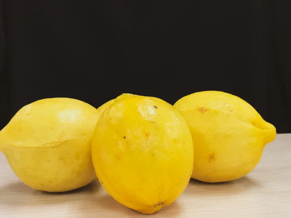 Siyah arka planda sarı limon meyvesi — Stok fotoğraf