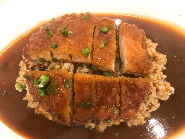 Arroz de caril com frango frito — Fotografia de Stock