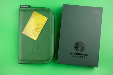 Bangkok, Tayland - 1 Ocak 2020: Yeşil pasaport çantası Starbucks 'taki kahve dükkanını oluşturdu. 2020 'de yeni yıl hediyesi.