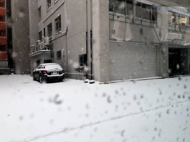 Sapporo, Japonya - 17 Kasım 2019: Sapporo Şehri kış mevsiminde ve tüm yollar Sapporo City, Hokkaido Japonya 'da karla kaplandı.
