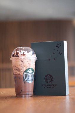 Bangkok, Tayland - 4 Ocak 2020: Krem şantili ve pasaport çantalı Mocha Frappuccino, Starbucks 'taki kahve dükkanını oluşturdu.