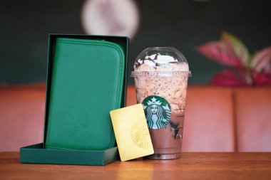 Bangkok, Tayland - 4 Ocak 2020: Mocha Frappuccino pasaport çantası ve üye altın kartıyla çırpılmış krema. Starbucks kahvesi Altın Düzey üyelerine özel yeni yıl hediyesi.