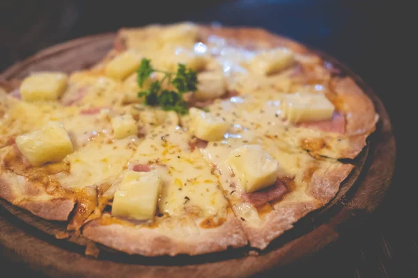 Pizza hawaiianische Wurst Speck und Ananas — Stockfoto