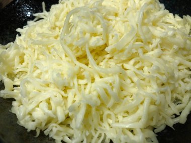 Peynir siyah kasede. 