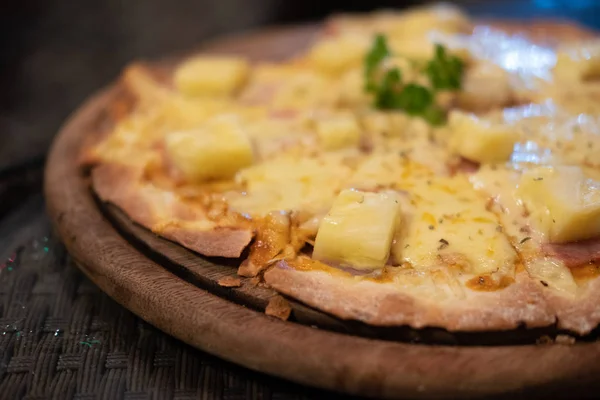 Pizza hawaiianische Wurst Speck und Ananas — Stockfoto