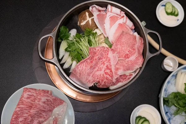 Japon sukiyaki yahnisi, sebze, biftek dilimi, Japonya 'nın Hokkaido şehrinde çiğ yumurta pişirme.