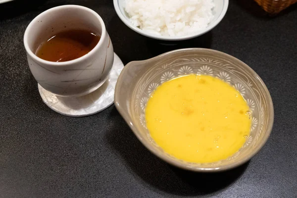 Vista dall'alto dell'ingrediente dell'uovo crudo per cucinare il suki al ristorante giapponese . — Foto Stock