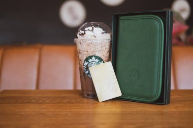 Bangkok, Tayland - 5 Ocak 2020: Bir bardak Starbuck kahvesi Frappuccino karışımı içecekler ve Altın Düzey üyelerine özel yeni yıl hediyesi