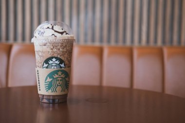 Bangkok, Tayland - 4 Ocak 2020 Starbucks Frappuccino Mocha kahvesi ve kahverengi masanın üzerindeki reçelli kahve