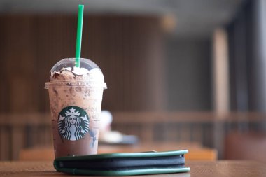 Bangkok, Tayland - 5 Ocak 2020: Bir bardak Starbuck kahvesi Frappuccino karışımı içecekler ve Altın Düzey üyelerine özel yeni yıl hediyesi