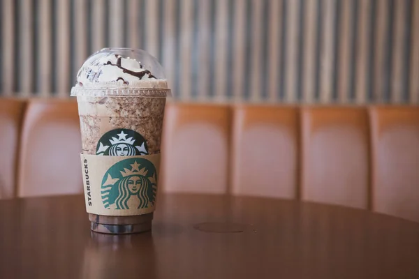 Bangkok, Tajlandia - 4 stycznia 2020: Starbucks Frappuccino Mocha kawa i galaretka na brązowym stole — Zdjęcie stockowe
