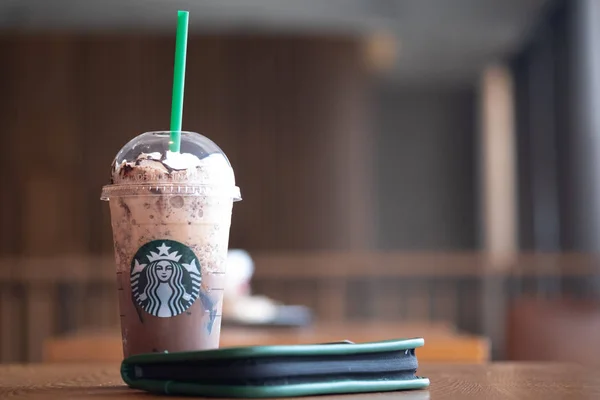 Bangkok, Tajlandia - 5 stycznia 2020: Szklanka kawy Starbuck Napoje mieszane Frappuccino z prezentem na nowy rok wyłącznie dla członka Gold Level — Zdjęcie stockowe
