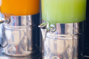 Masanın üzerinde meyve suyu kapakçığı şekli var..