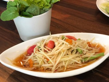 Papaya salatası. Adı Somtum.