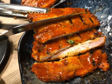 Şef barbekü soslu ızgara ve füme pirzola yaptı.