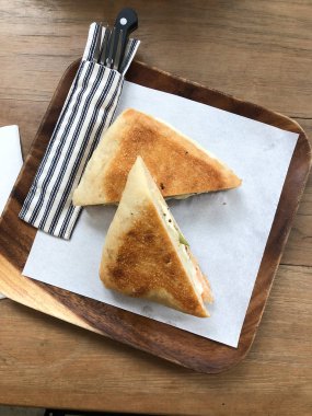 Kahvaltıda ev yapımı ızgara peynir sandviç.