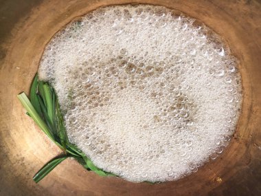 Tayland şefi eski Tayland tatlıları için şeker şurubu kaynatıyor