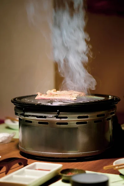 Carne cruda se puso en la parrilla con llama debajo de la parrilla . — Foto de Stock