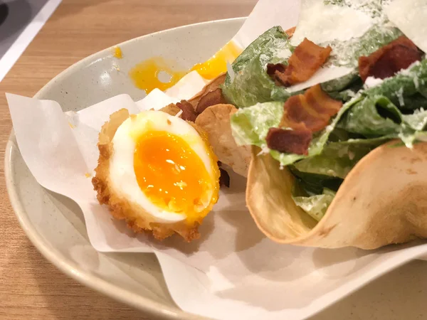 Salada Caesar com bacon e ovo de gema fervido — Fotografia de Stock
