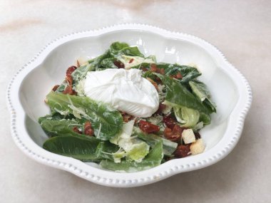 Salata, marul, pastırma, peynir ve rafadan yumurta.